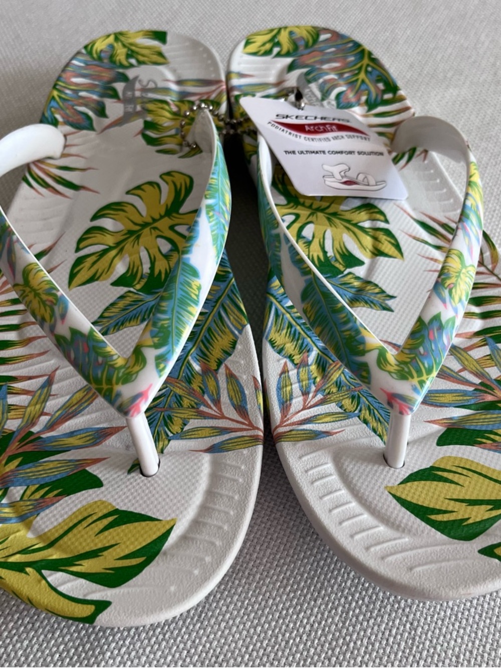 Skechers White Flip Flops with Green and Yellow Tropical Leaf Print Size 8 NWT - Picture 3 of 6